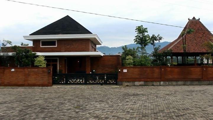 Melihat dari Dekat Rumah Mewah Wahyu Setiawan yang Kena OTT KPK