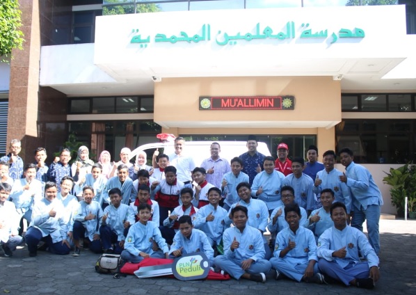 Peduli Kesehatan Siswa, PLN Beri Bantuan Ambulans ke Madrasah Muallimin
