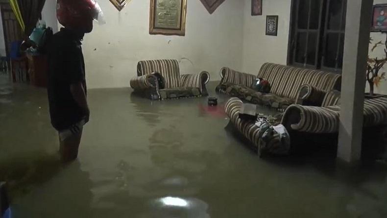 Hujan 3 Jam, Banjir Rendam Permukiman dan Jalan di Polewali Mandar