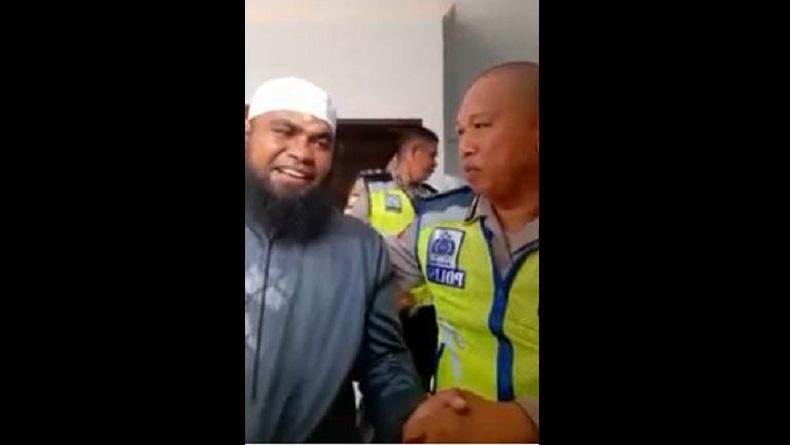 Viral, Polisi di Makassar Hukum Pengendara Tak Pakai Helm dengan Mengaji