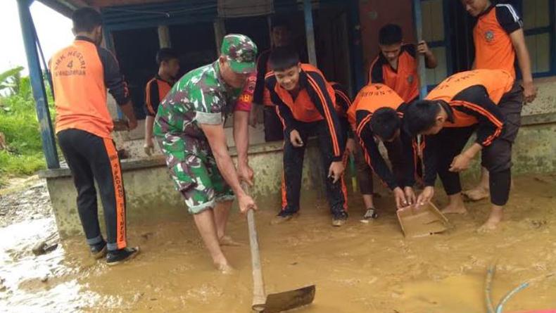 TNI Bantu Warga 3 Desa Korban Banjir di Padangsidimpuan