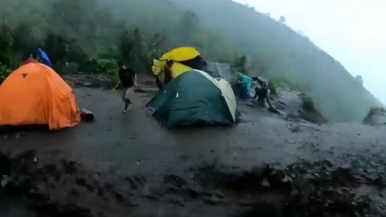 Diterjang Banjir Lahar Dingin di Atas Gunung Merbabu, Pendaki Panik