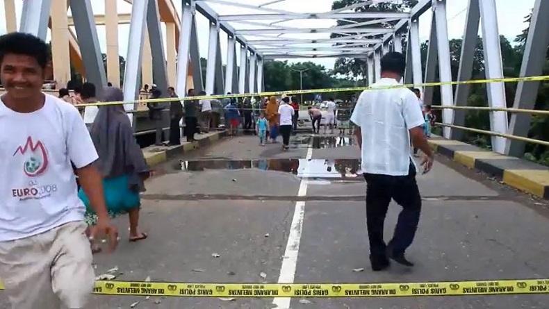 Jembatan Besi di Bojo Barru Amblas, Truk Terjun Bebas dari Ketinggian 10 Meter