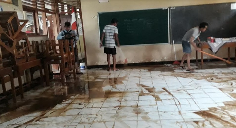 SD Widoro Kulonprogo Kebanjiran, Wali Siswa Kerja Bakti Bersihkan Lumpur