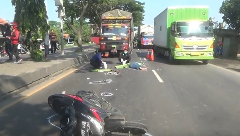 Gagal Salip Truk, Pemotor Tewas Jadi Korban Tabrak Lari Trailer di Kendal