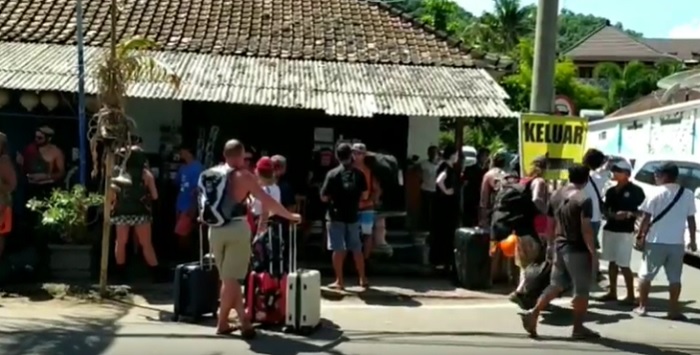 Gili Trawangan Ditutup, Turis Menumpuk di Pelabuhan Padangbai Bali