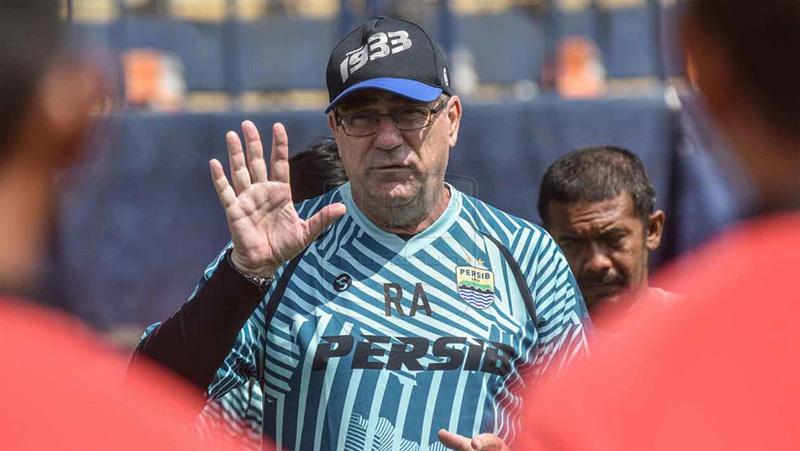 Robert Rene Alberts: Pemain Persib Bebas Tentukan Menu Latihan