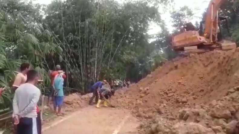 Tebing Setinggi 25 Meter Longsor, Akses Warga Banyumas Terputus