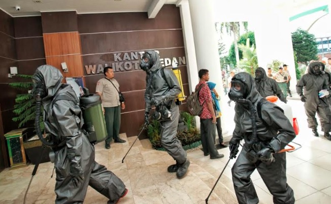 Brimob Polda Sumut Semprot Disinfektan Kantor Wali Kota Medan Cegah Virus Korona