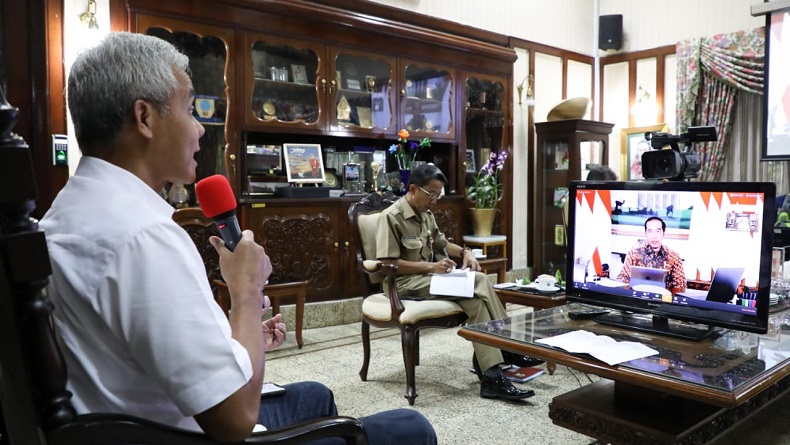 Ganjar Pranowo Asyik Nyanyi Sio Mama Bareng Mahasiswa Maluku
