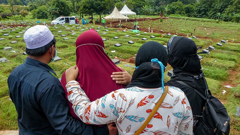 Suasana Haru Pemakaman Korban Positif Covid-19, Keluarga Melihat dari Kejauhan - Bagian 1