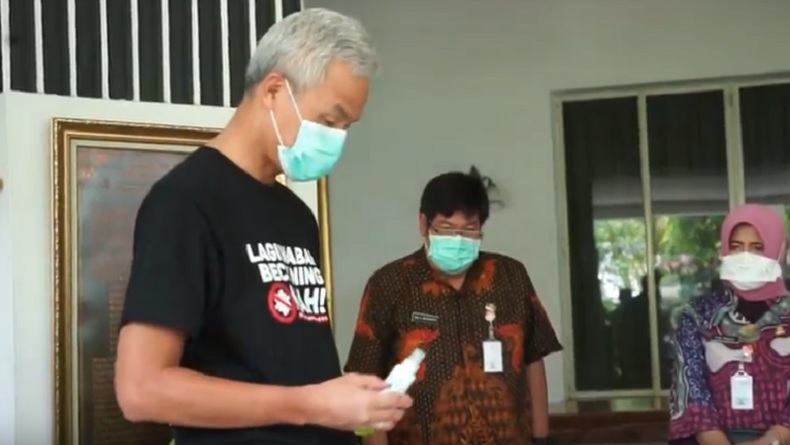 Ganjar Pranowo Terima Bantuan 1.850 liter Cairan Hand Sanitizer