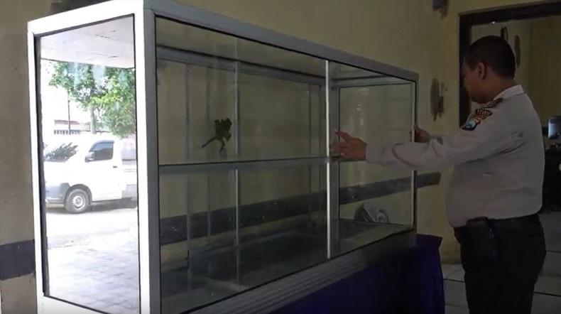 Totalitas, 2 Maling di Jember Curi Meja Kursi hingga Lemari Pendingin Rumah Makan