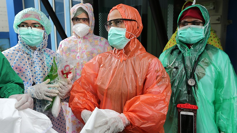 Petugas Medis Tingkat Puskesmas Gunakan Jas Hujan sebagai APD Virus Corona - Bagian 1