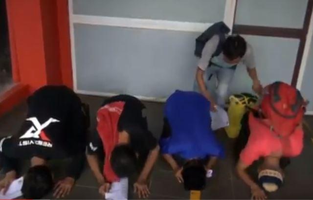 Dibebaskan Gegara Corona, Ratusan Napi di Lapas Subang Sujud Syukur