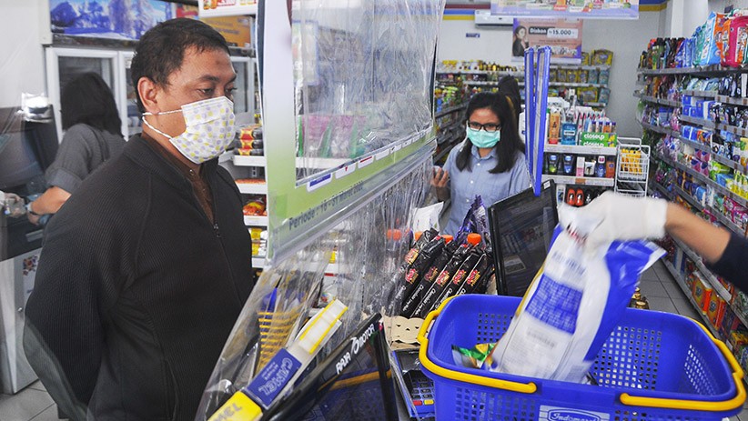 Cegah Penularan Corona, Kasir Ini Gunakan Plastik Pembatas untuk Transaksi - Bagian 2