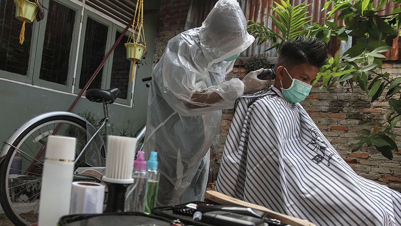 Pakai APD, Tukang Cukur Rambut Ini Terima Jasa Panggilan ke Rumah - Bagian 1