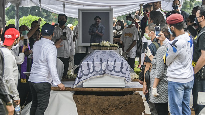 Momen Haru Pemakaman Glenn Fredly di TPU Tanah Kusir - Bagian 1