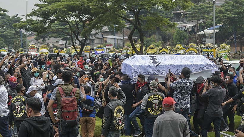 Momen Haru Pemakaman Glenn Fredly di TPU Tanah Kusir - Bagian 4