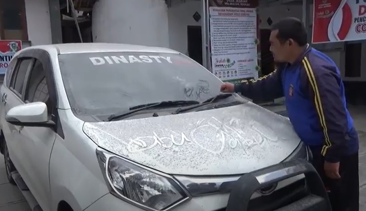 Merapi 12 Kali Luncurkan Awan Panas Pagi Ini, Hujan Abu Guyur Boyolali