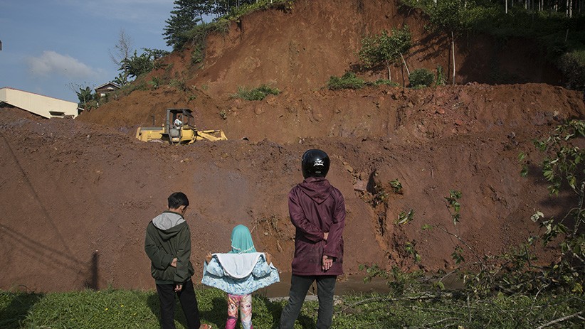 Tebing 30 Meter Longsor, Jalan Utama Menuju Cianjur Selatan Tertutup - Bagian 1
