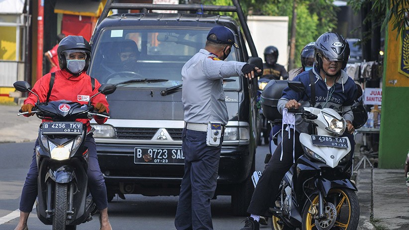 PSBB, Warga Berboncengan dan Tidak Pakai Masker Dilarang Masuk Jakarta - Bagian 1