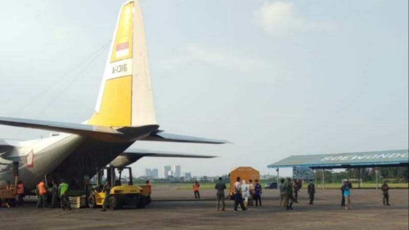 Bantuan 10.000 APD dan 6.000 Masker dari Pusat Tiba di Lanud Soewondo Medan
