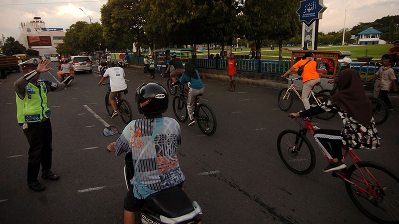 Cegah Penyebaran Covid-19, Polisi Bubarkan Kerumunan Warga di Alun-Alun Tegal - Bagian 1