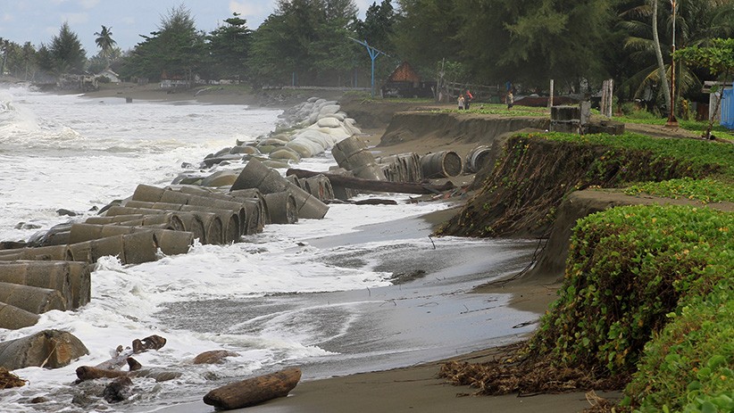 Gelombang Tinggi, Tanggul Pengaman Pantai Aceh Barat Sepanjang 1,3 Km Rusak - Bagian 1