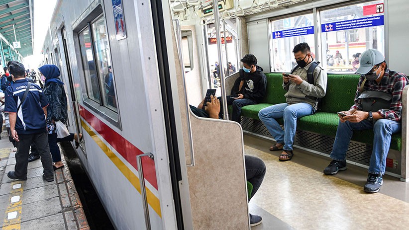 Hari Kelima PSBB, Stasiun Manggarai Ramai Penumpang - Bagian 2