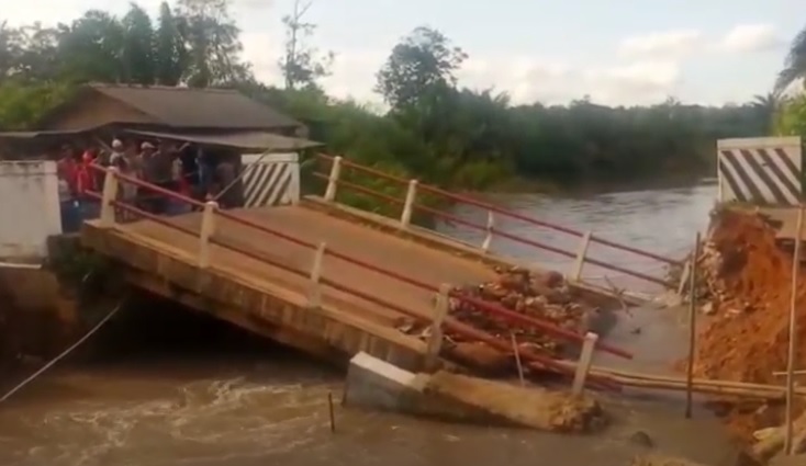 Jembatan di Bangka Selatan Ambruk akibat Hujan Deras, 1 Warga Hilang
