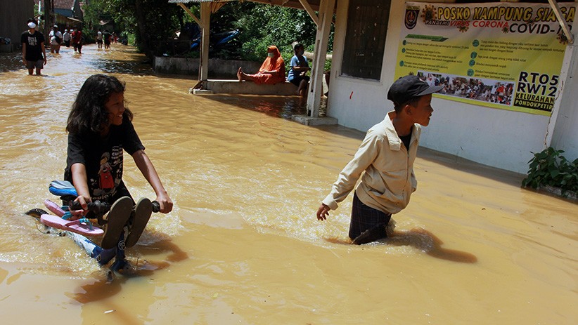 Perumahan di Depok Terendam Banjir hingga 1 Meter - Bagian 2