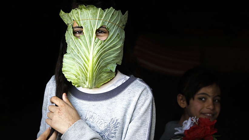 Anak-Anak Palestina Pakai Masker Darurat Terbuat dari Daun Sayur Kubis - Bagian 2