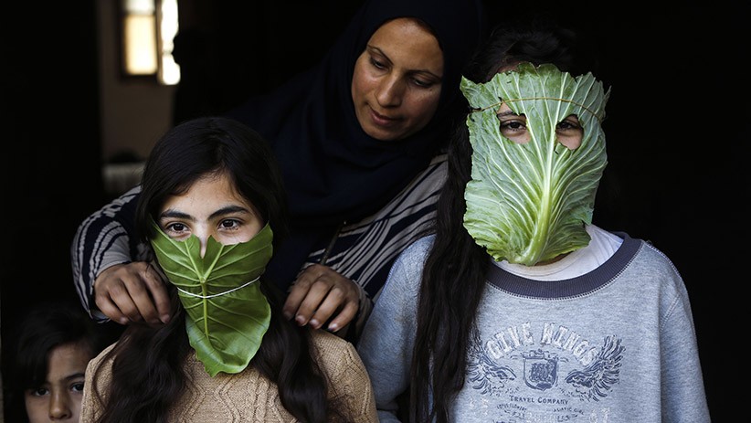 Anak-Anak Palestina Pakai Masker Darurat Terbuat dari Daun Sayur Kubis - Bagian 1