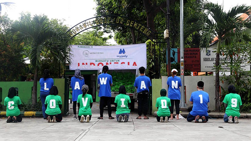 JCI East Java dan TNI Bagikan Paket Sembako dan Masker untuk Warga Terdampak Corona - Bagian 5