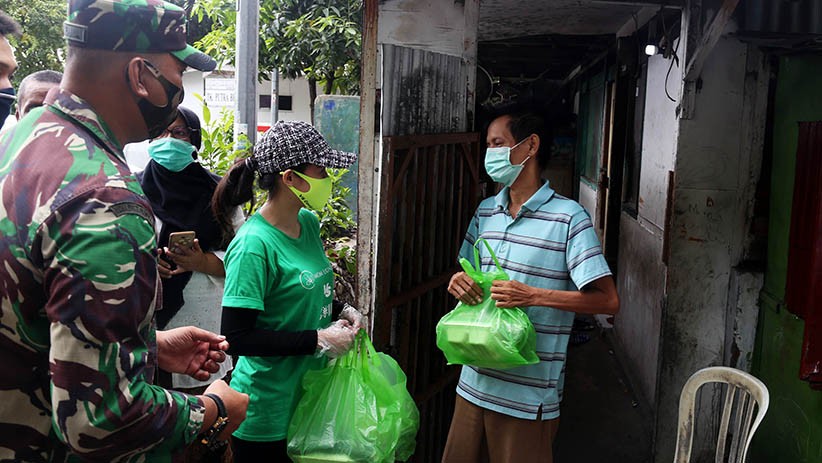 JCI East Java dan TNI Bagikan Paket Sembako dan Masker untuk Warga Terdampak Corona - Bagian 3