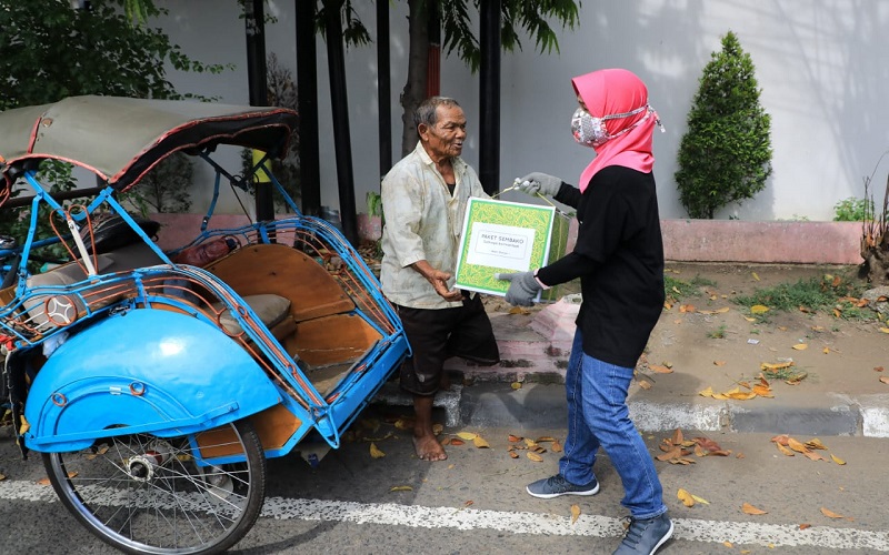 Tukang Becak Semarang Dikagetkan Perempuan Berkerudung Merah Bawa Sembako