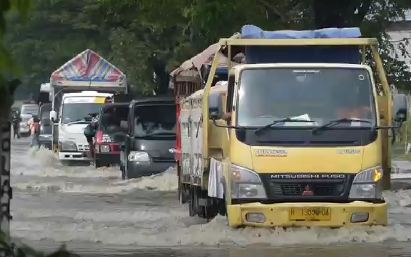 Hujan Semalaman, Jalan Alternatif Pantura Semarang-Demak Tergenang