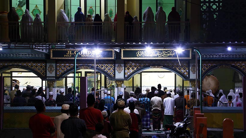 Suasana Salat Tarawih Hari Pertama di Tengah Pandemi Covid-19 - Bagian 1