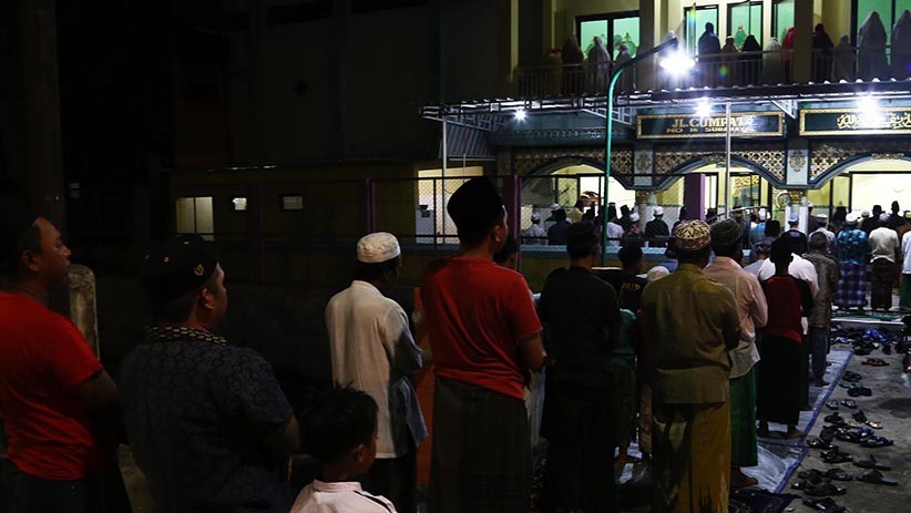 Suasana Salat Tarawih Hari Pertama di Tengah Pandemi Covid-19 - Bagian 2