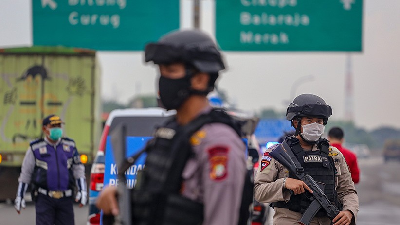 Larangan Mudik, Pintu Tol Dijaga Polisi - Bagian 3