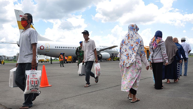 TNI AU Bagikan Sembako Gratis untuk Warga Terdampak Covid-19 - Bagian 1