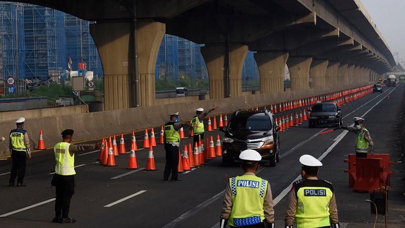 Larangan Mudik, Kendaraan Diarahkan Keluar di Tol Cikarang Barat - Bagian 1