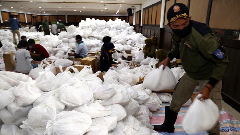 Jelang Pemberlakuan PSBB, Pemkot Surabaya Salurkan Ribuan Paket Sembako - Bagian 2