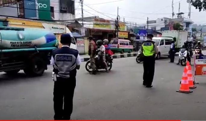 5 Pintu Tol di Bandung Diperketat, Pengendara Berboncengan Disuruh Putar Balik