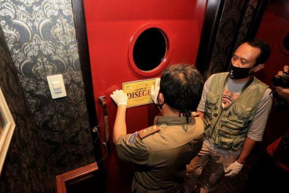 Melebihi Batas Jam Operasional, 20 Toko di Bandung Ditutup Paksa