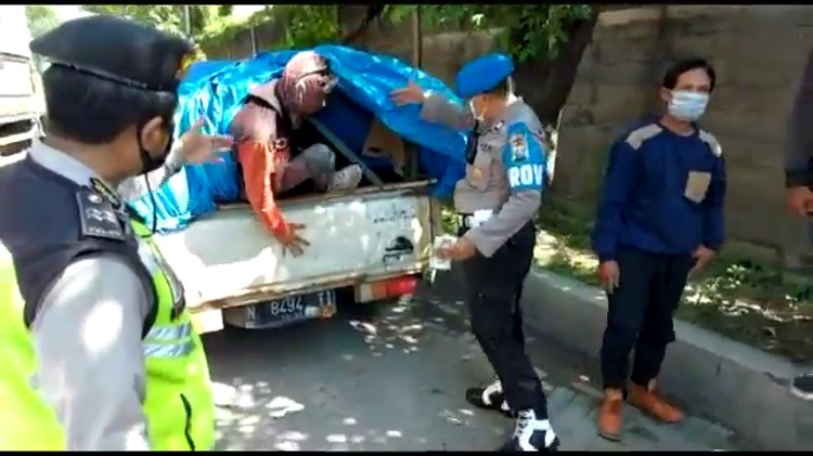 Kelabui Petugas, 8 Pemudik di Surabaya Sembunyi di Balik Terpal