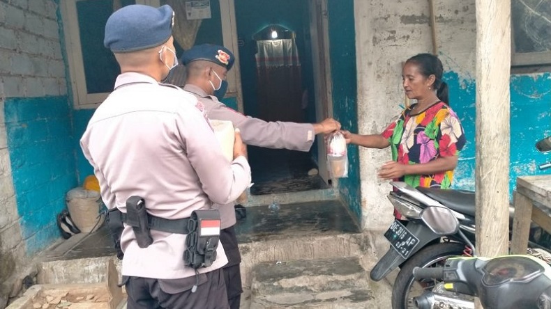 Jelang Buka Puasa, Personel Brimob Polda Maluku Bagi-Bagi Takjil