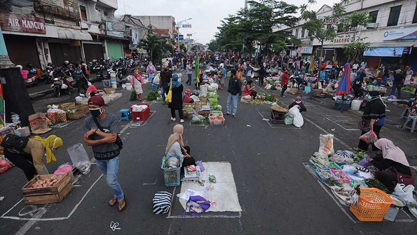 Pedagang Pasar Pagi Salatiga Menerapkan Physical Distancing - Bagian 1