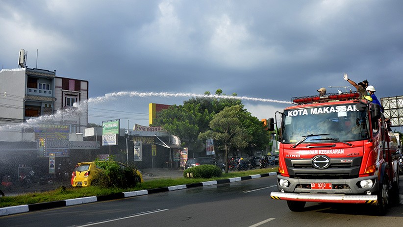 Beroperasi saat PSBB, Toko-Toko di Makassar Disemprot Air - Bagian 2